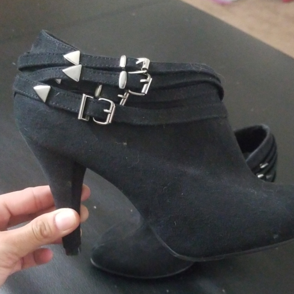 Shoes - Picture 2 of 4